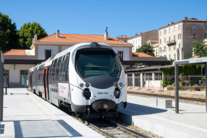 Ein AMG-800-Triebwagen wartet im Bahnhof Ajaccio, aufgenommen am 11.07.2025 auf Korsika.