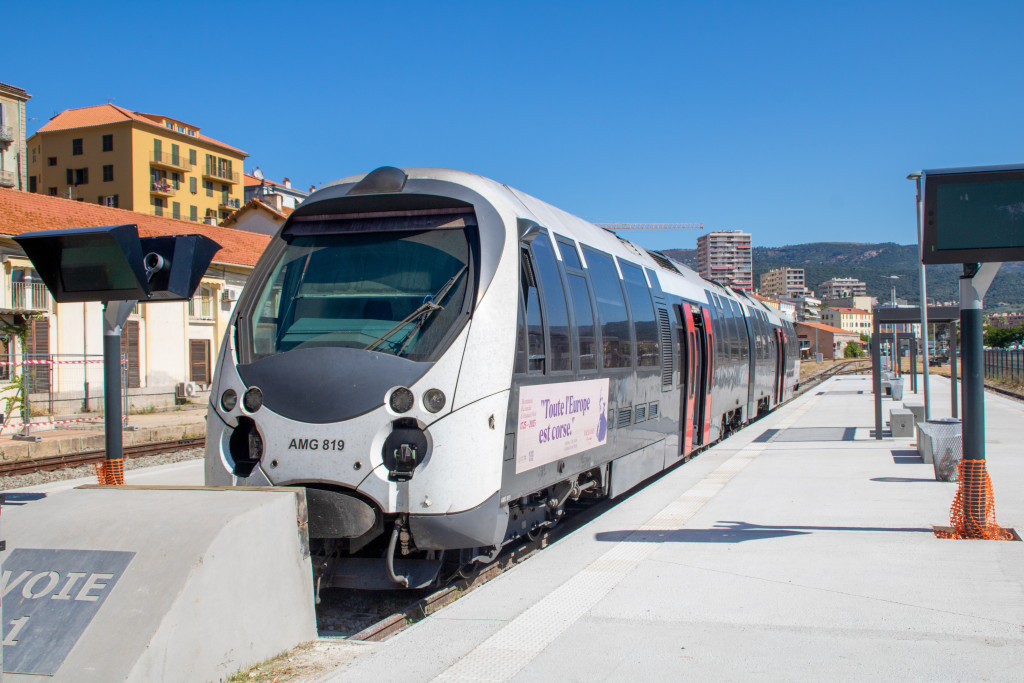 Ein AMG-800-Triebwagen steht im Bahnhof Ajaccio, aufgenommen am 11.07.2025 auf Korsika.