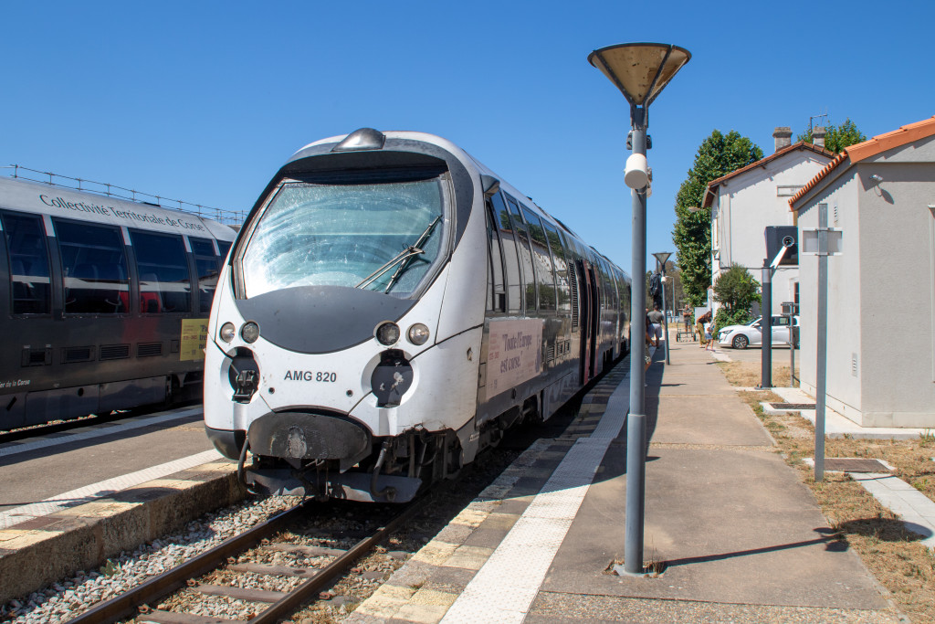 Ein AMG-800-Triebwagen hält im Bahnhof Mezzana, aufgenommen am 11.07.2025 auf Korsika.