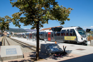 Zwei AMG-800-Triebwagen stehen im Bahnhof Ajaccio, aufgenommen am 11.07.2025 auf Korsika.