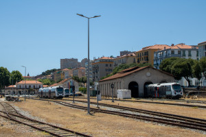 Mehrere AMG-800-Triebwagen stehen im Bahnhof Ajaccio, aufgenommen am 12.07.2025 auf Korsika.