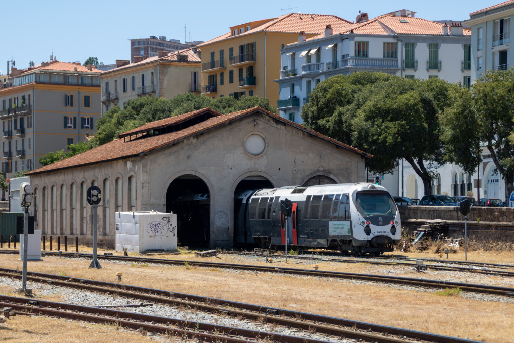 Ein AMG-800-Triebwagen steht im Lokschuppen des Bahnhofs Ajaccio, aufgenommen am 12.07.2025 auf Korsika.