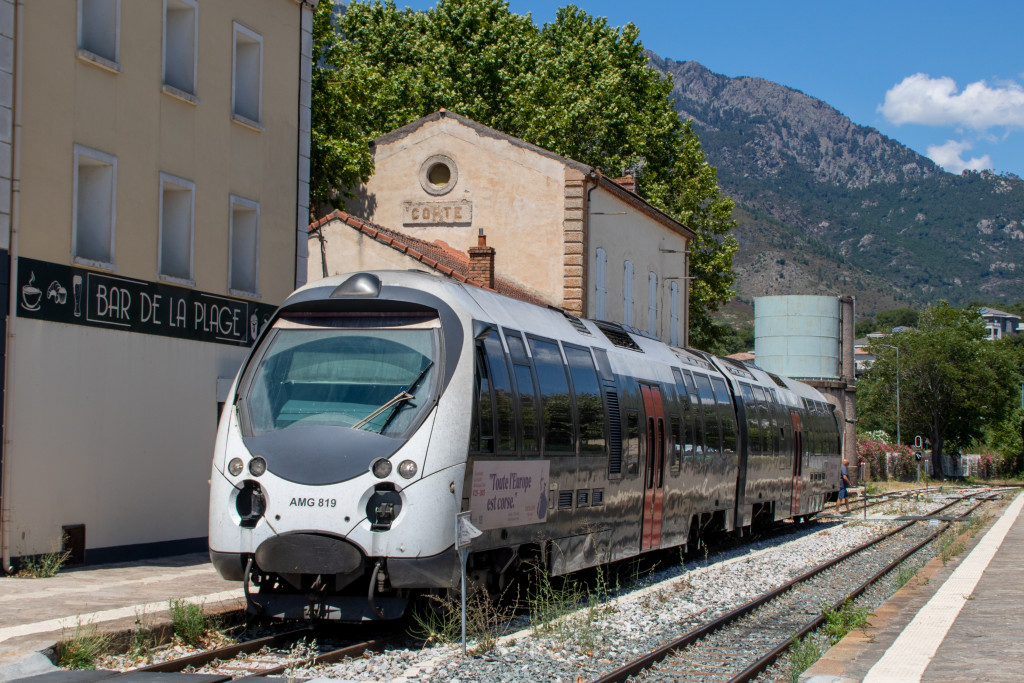 Ein AMG-800-Triebwagen steht im Bahnhof Corte, aufgenommen am 11.07.2025 auf Korsika.