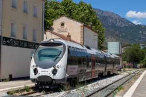 Ein AMG-800-Triebwagen steht im Bahnhof Corte, aufgenommen am 11.07.2025 auf Korsika.