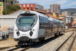 Ein AMG-800-Triebwagen steht am Lokschuppen im Bahnhof Ajaccio, aufgenommen am 12.07.2025 auf Korsika.