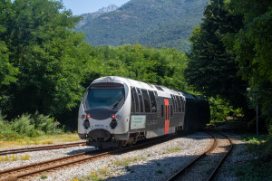 Ein AMG-800-Triebwagen verlässt den Bahnhof Bocognano, aufgenommen am 16.07.2025 auf Korsika.
