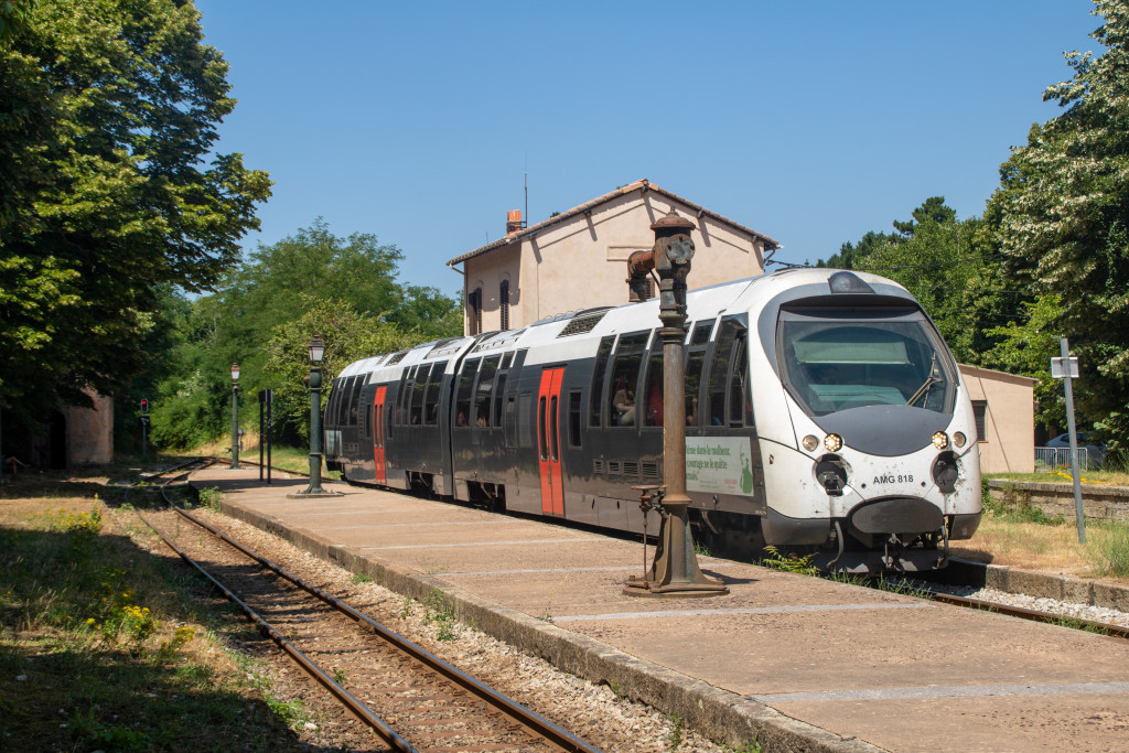 Ein AMG-800-Triebwagen im Bahnhof Bocognano, aufgenommen am 16.07.2025 auf Korsika.