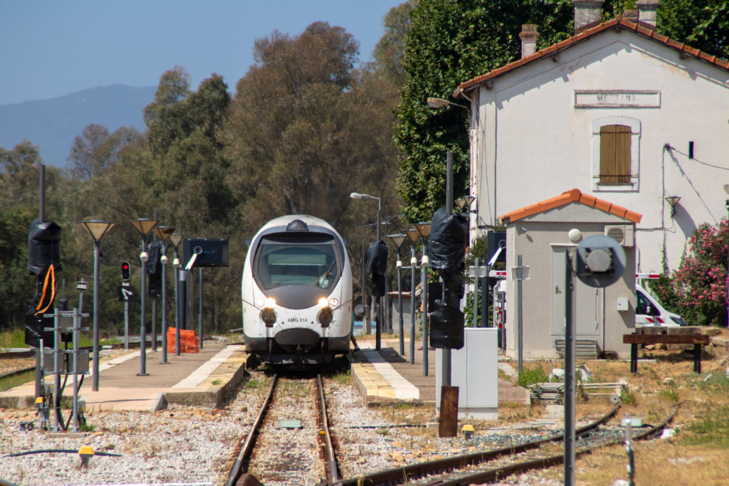 Ein AMG-800-Triebwagen wartet im Bahnhof Mezzana, aufgenommen am 16.07.2025 auf Korsika.