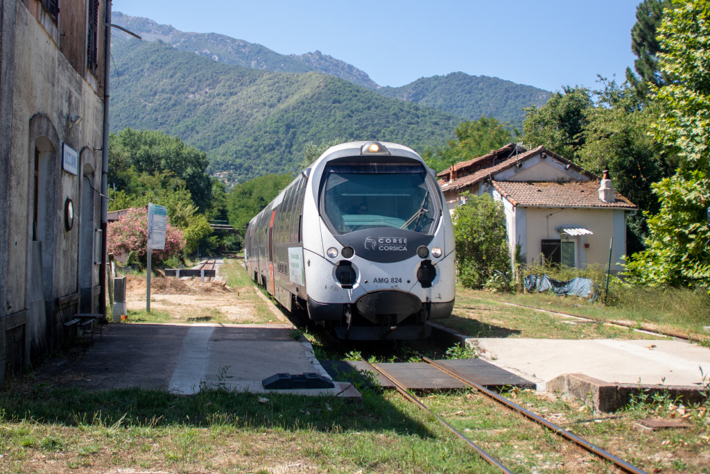 Ein AMG-800-Triebwagen hält im Bahnhof Ucciani ein, aufgenommen am 17.07.2025 auf Korsika.