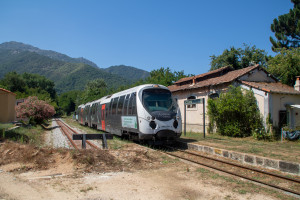 Ein AMG-800-Triebwagen fährt in den Bahnhof Ucciani ein, aufgenommen am 17.07.2025 auf Korsika.
