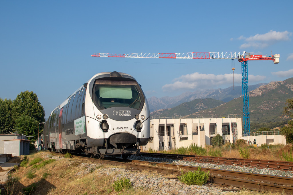 Ein AMG-800-Triebwagen verlässt Mezzana, aufgenommen am 16.07.2025 auf Korsika.