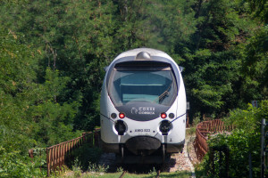 Ein AMG-800-Triebwagen bei Ucciani ein, aufgenommen am 17.07.2025 auf Korsika.
