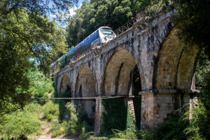 Ein AMG-800-Triebwagen auf einem Viadukt bei Bocognano, aufgenommen am 17.07.2025 auf Korsika.