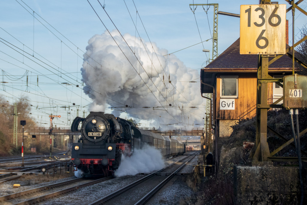 35 1097 dampft durch den Bahnhof Gießen-Bergwald auf der Main-Weser-Bahn, aufgenommen am 27.12.2025.