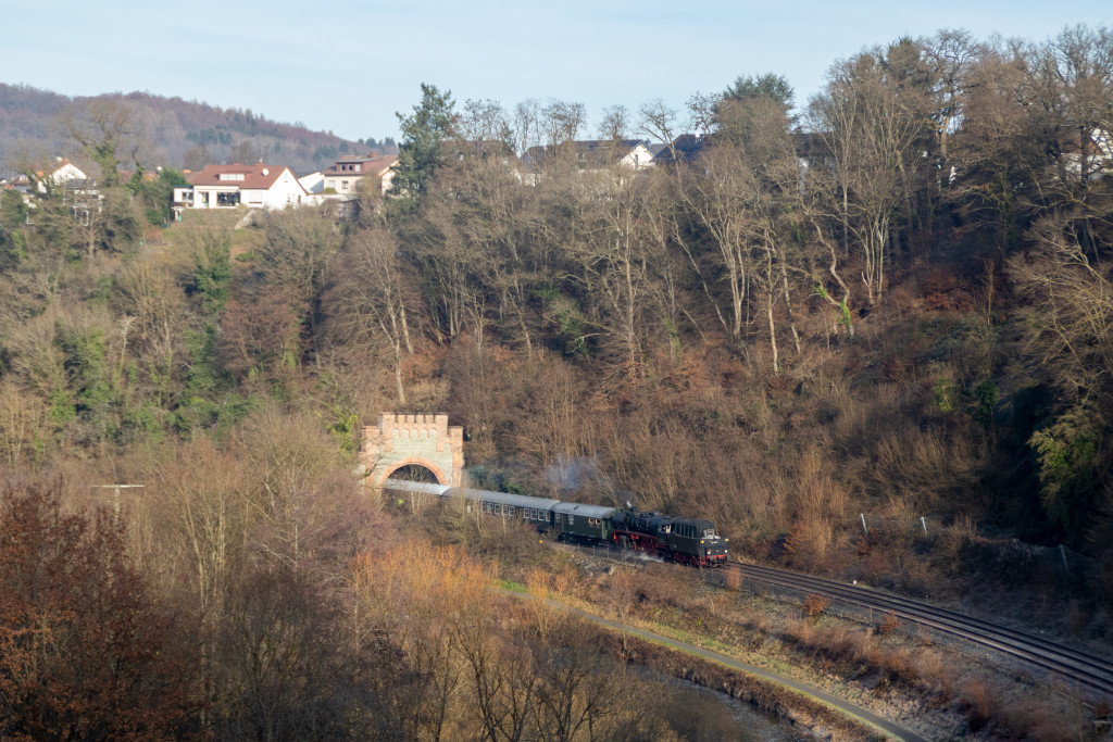 35 1097 verlässt den Kirschhofener Tunnel auf der Lahntalbahn, aufgenommen am 27.12.2025.