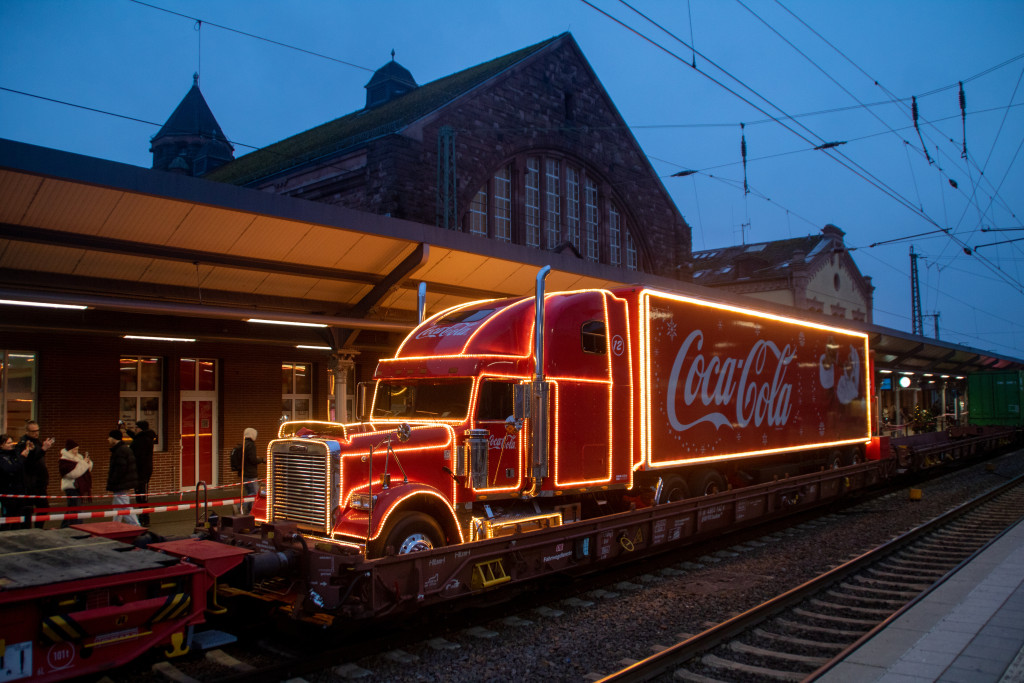 Geschmückt steht der Coca-Cola-Weihnachtszug im Bahnhof Gießen, aufgenommen am 03.12.2025.