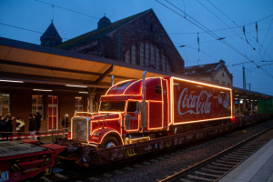Geschmückt steht der Coca-Cola-Weihnachtszug im Bahnhof Gießen, aufgenommen am 03.12.2025.