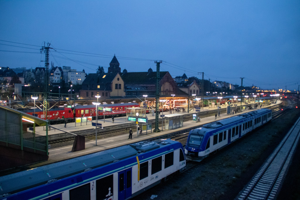 Der Bahnhof Gießen mit dem Coca-Cola-Weihnachtszug, im Vordergrund abgestellte iLint-Triebwagen, aufgenommen am 03.12.2025.