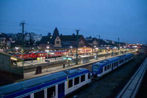 Der Bahnhof Gießen mit dem Coca-Cola-Weihnachtszug, im Vordergrund abgestellte iLint-Triebwagen, aufgenommen am 03.12.2025.