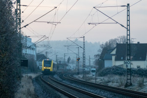 Ein 1622 der HLB verlässt in kühlem Dunst den Bahnhof Dutenhofen auf der Dillstrecke, aufgenommen am 22.11.2025.