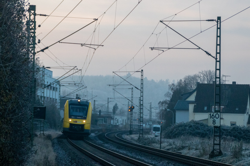 Ein 1622 der HLB in kühlem Dunst im Bahnhof Dutenhofen auf der Dillstrecke, aufgenommen am 22.11.2025.