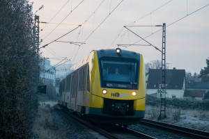 Ein 1622 der HLB bei Dutenhofen auf der Dillstrecke, aufgenommen am 22.11.2025.