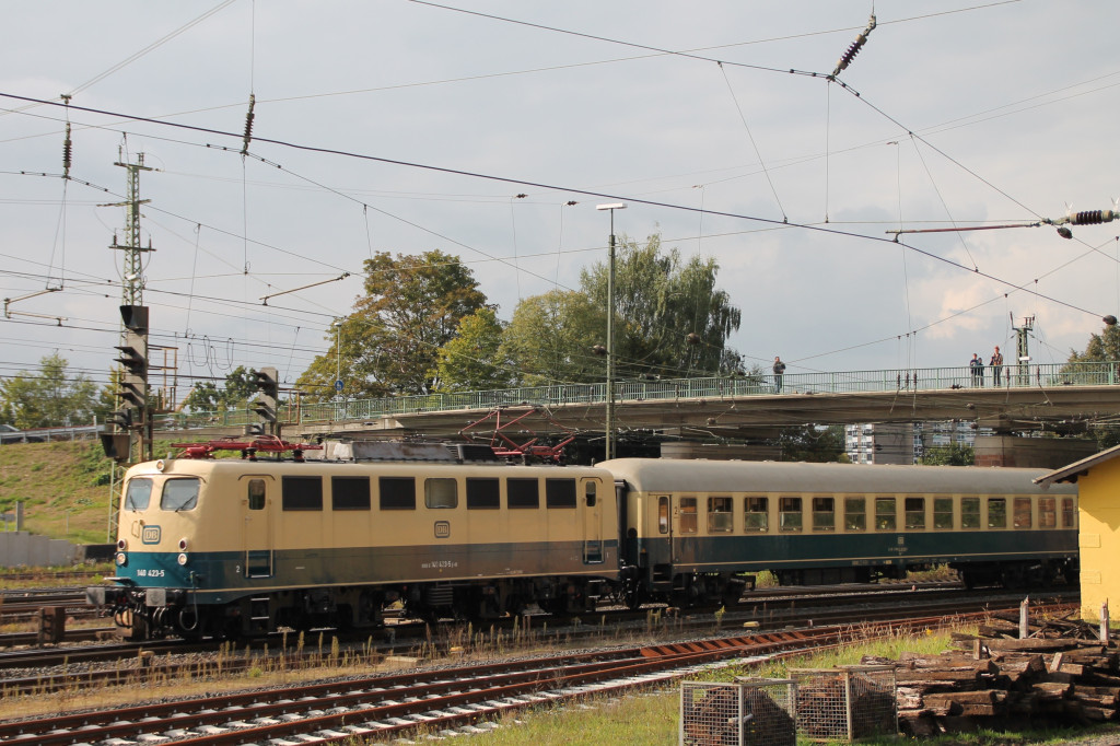 140 423 zieht ihren Sonderzug am 26.09.2015 durch den Bahnhof Bebra.