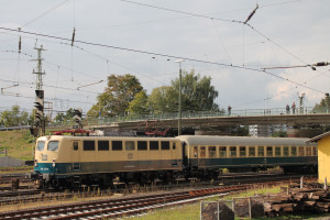 140 423 zieht ihren Sonderzug am 26.09.2015 durch den Bahnhof Bebra.