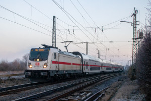 Angeführt von 147 579 fährt der InterCity in den Bahnhof Dutenhofen auf der Dillstrecke, aufgenommen am 22.11.2025.