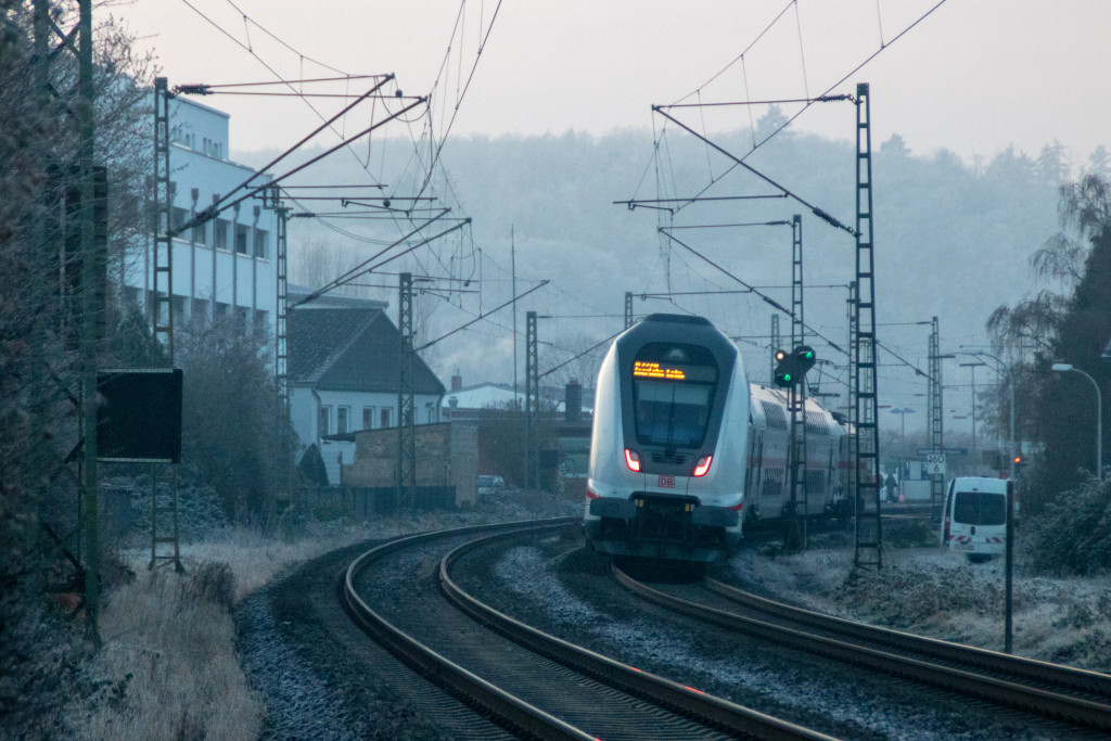 Der InterCity2 im Bahnhof Dutenhofen auf der Dillstrecke, aufgenommen am 22.11.2025.
