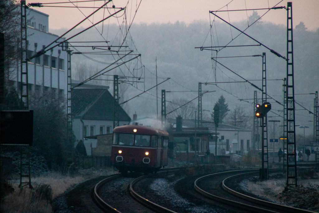 798 829 und 996 677 der OEF verlassen in kühlem Dunst den Bahnhof Dutenhofen auf der Dillstrecke, aufgenommen am 22.11.2025.