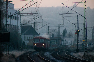 798 829 und 996 677 der OEF verlassen in kühlem Dunst den Bahnhof Dutenhofen auf der Dillstrecke, aufgenommen am 22.11.2025.
