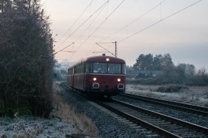 798 829 und 996 677 der OEF bei Dutenhofen auf der Dillstrecke, aufgenommen am 22.11.2025.
