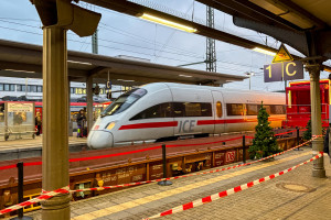 Ein ICE der Baureihe 411 bei der vorbeifahrt am Coca-Cola-Weihnachtszug im Bahnhof Gießen, aufgenommen am 03.12.2025.