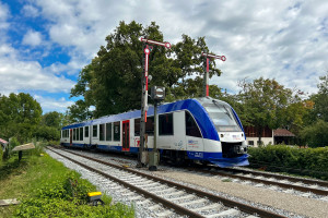 1648 422 der BRB fährt in den Bahnhof Utting auf der Ammerseebahn ein, aufgenommen am 21.07.2021.