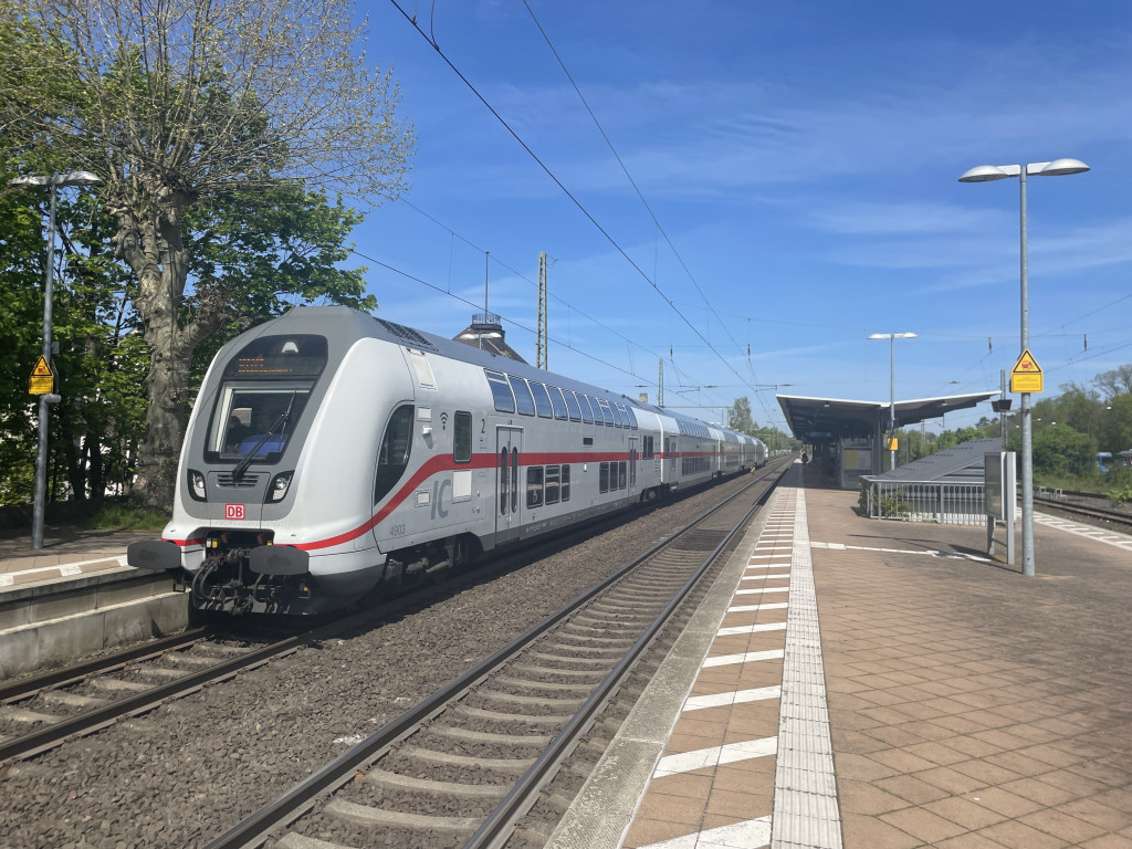 Der InterCity 2 Bahnhof Bad Nauheim auf der Main-Weser-Bahn, aufgenommen am 03.05.2023.