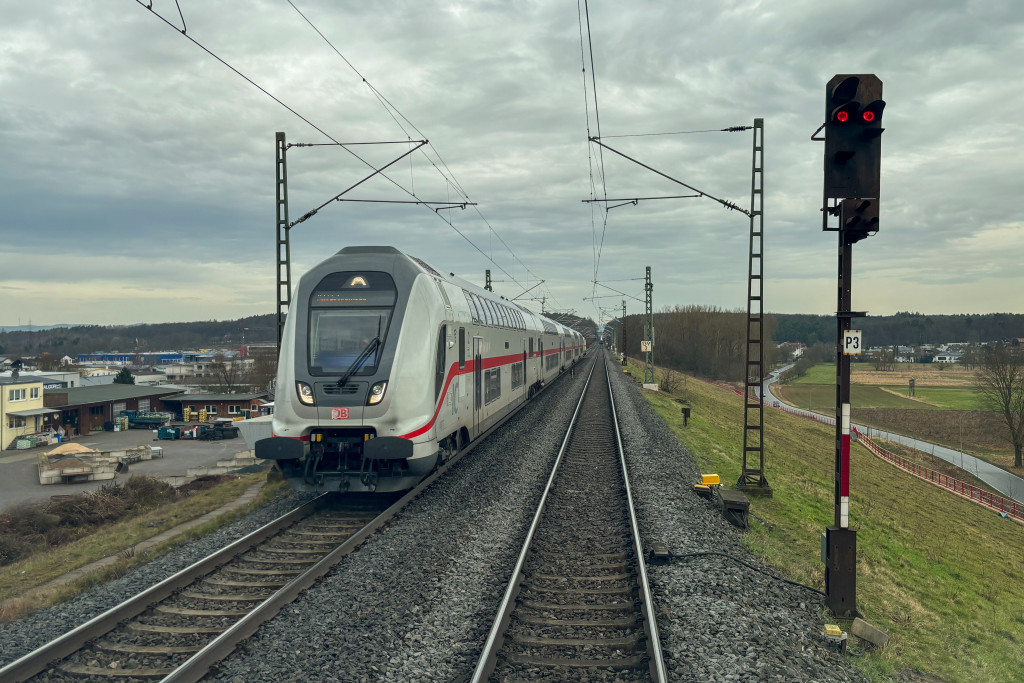 Der InterCity 2 bei Großen-Linden auf der Main-Weser-Bahn, aufgenommen am 16.02.2024.