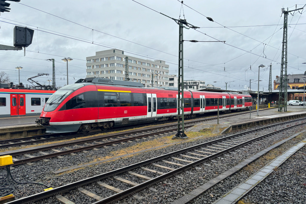 644 053 steht im Bahnhof Gießen, aufgenommen am 11.03.2024.
