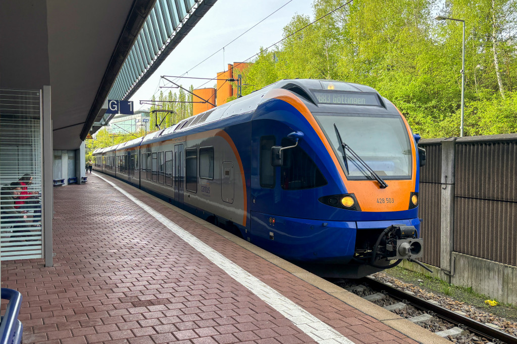 428 003 der Cantus steht im Bahnhof Kassel-Wilhelmshöhe, aufgenommen am 14.04.2024.