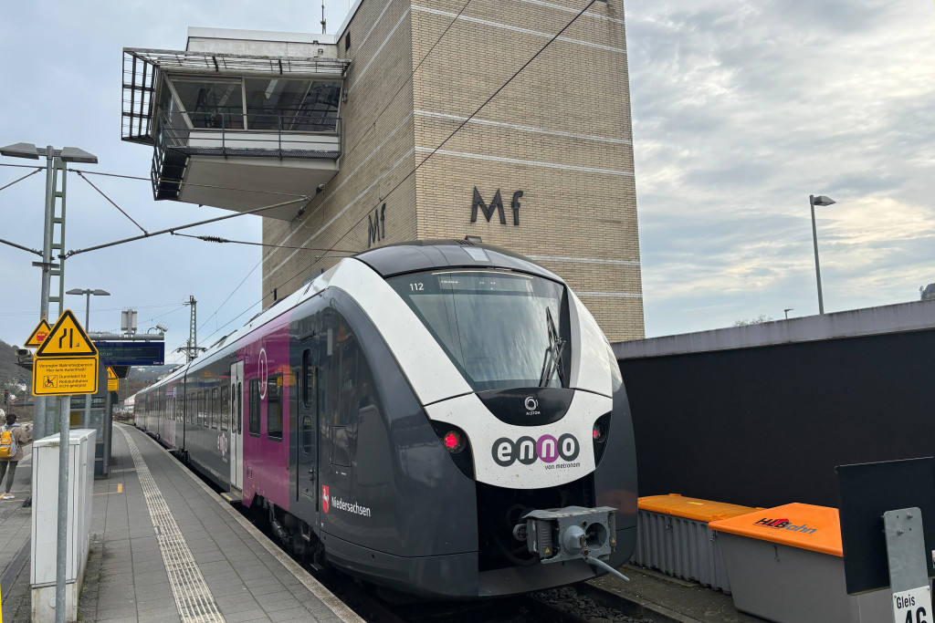Leihfahrzeug 1440 112 vom ENNO wartet im Bahnhof Marburg auf die Abfahrt, aufgenommen am 22.03.2024.