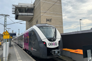 Leihfahrzeug 1440 112 vom ENNO wartet im Bahnhof Marburg auf die Abfahrt, aufgenommen am 22.03.2024.