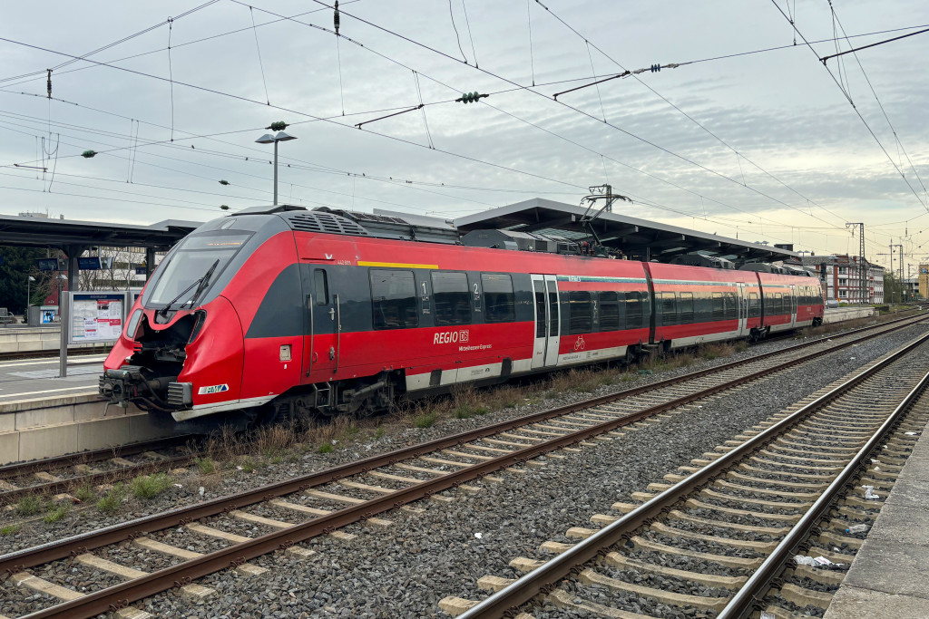442 109 erreicht mit einem Unfallschaden den Bahnhof Frankfurt-Höchst, aufgenommen am 27.02.2024.