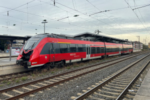442 109 erreicht mit einem Unfallschaden den Bahnhof Frankfurt-Höchst, aufgenommen am 27.02.2024.