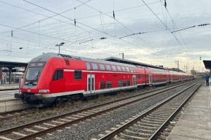 Ein Zug aus Doppelstockwagen im Bahnhof Frankfurt-Höchst, aufgenommen am 27.02.2024.