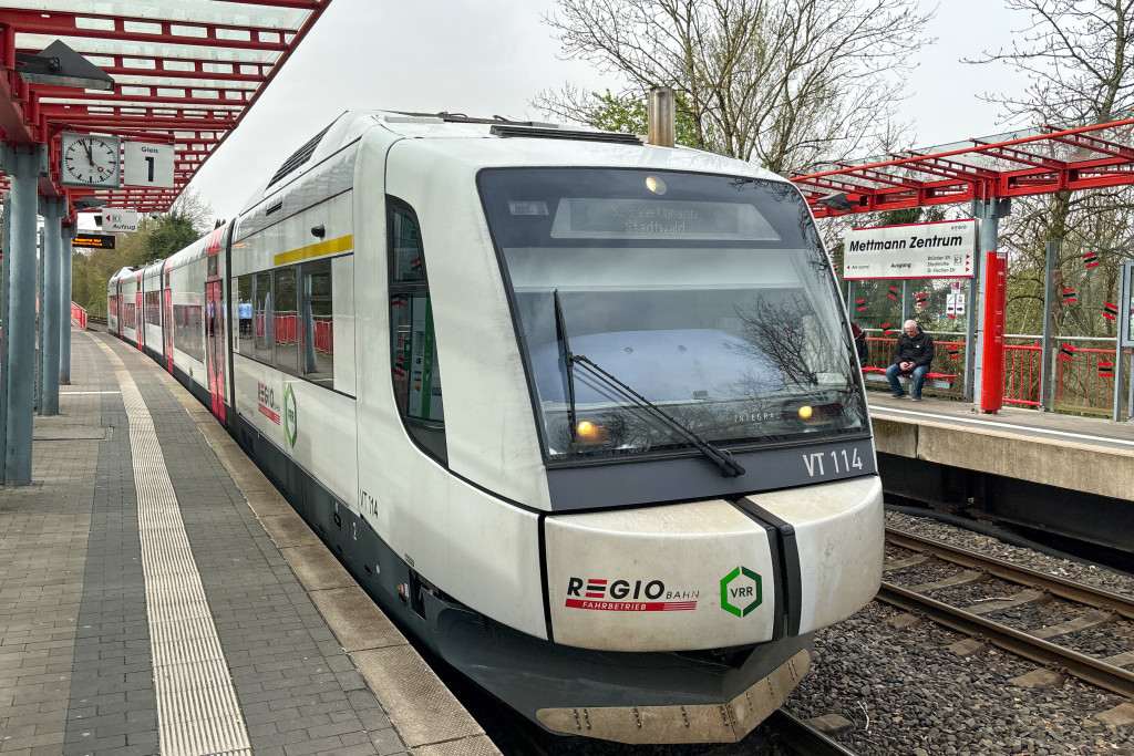609 114 in Mettmann-Zentrum auf der Düsseltalbahn, aufgenommen am 30.03.2024.