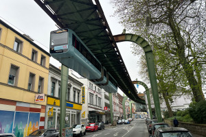 Fahrzeug 15 in Vohwinkel auf der Wuppertaler Schwebebahn, aufgenommen am 30.03.2024.