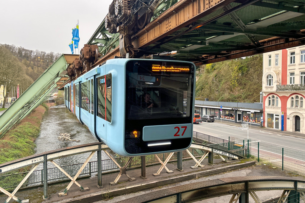Fahrzeug 24 an der Station Zoo auf der Wuppertaler Schwebebahn, aufgenommen am 30.03.2024.