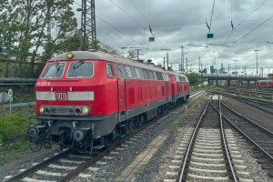 218 831 sowie eine weiter 218 stehen an der Tankstelle des Frankfurter Hauptbahnhofs, aufgenommen am 16.04.2024.