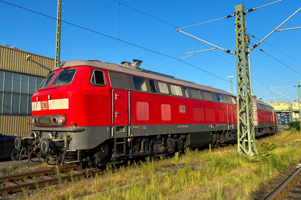 218 831 und eine weitere 218 vor dem Bw Frankfurt-Griesheim, aufgenommen am 23.05.2024.