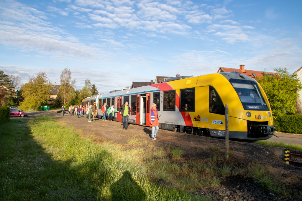 1622 015 der HLB steht am Bahnsteig in Mainzlar auf der Lumdatalbahn, aufgenommen am 27.04.2024.